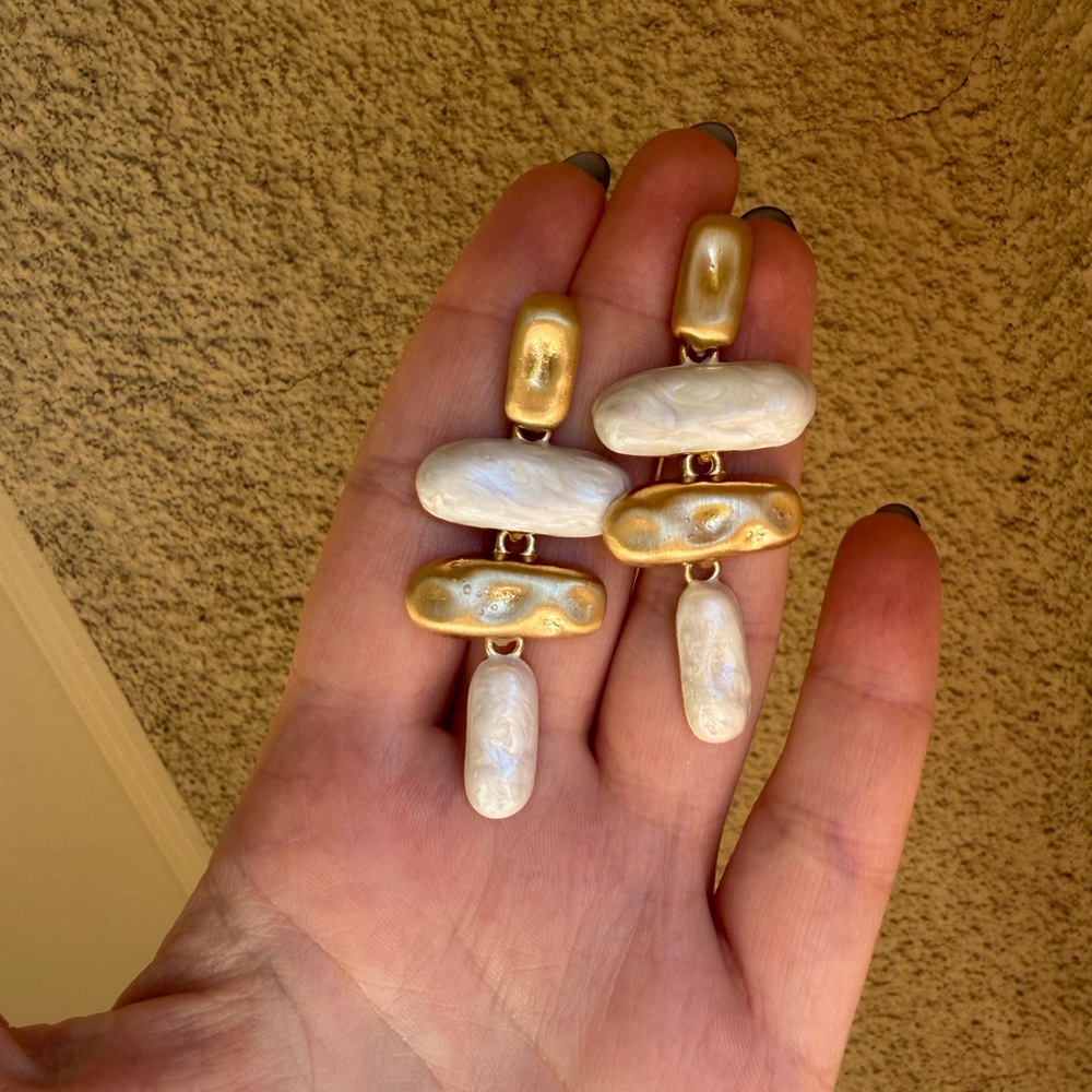 Modern Sculptural Drop Earrings in Trendy Neutral Tones - Picture 3 of 3
